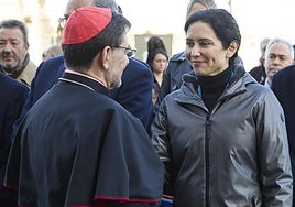 Ayuso, evacuada en ambulancia tras sufrir una «fuerte gastroenteritis» durante la misa del día de la Almudena