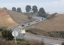 Hallan un coche volcado y abandonado sin conductor en la carretera entre Villanueva de Córdoba y Pozoblanco