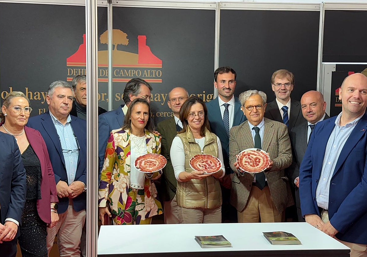 El presidente de la Diputación, en uno de los expositores