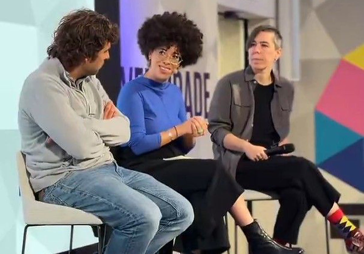 Lola Clavo (der.), durante la mesa en la que participó en el FIGA, en La Coruña