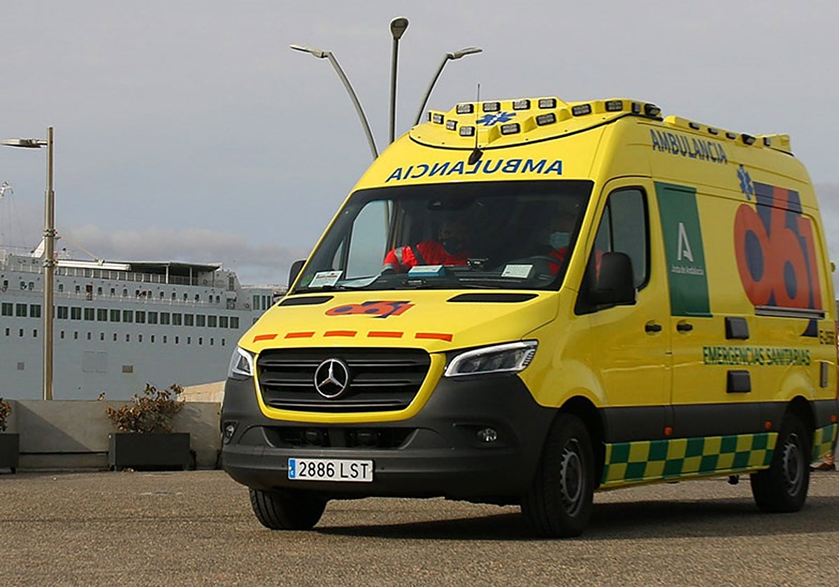 Imagen de archivo de una ambulancia de Emergencias Sanitarias 061 de Andalucía.