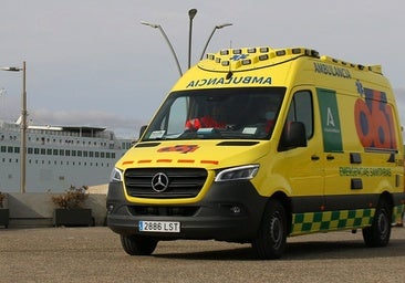 Imagen de archivo de una ambulancia de Emergencias Sanitarias 061 de Andalucía.