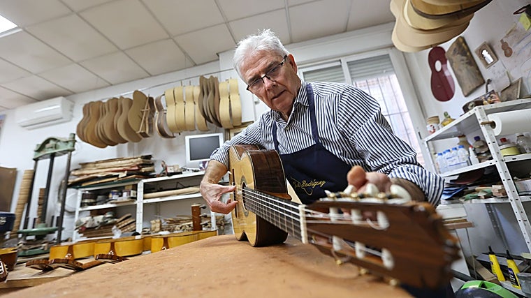 José Rodríguez ultima una de sus guitarras