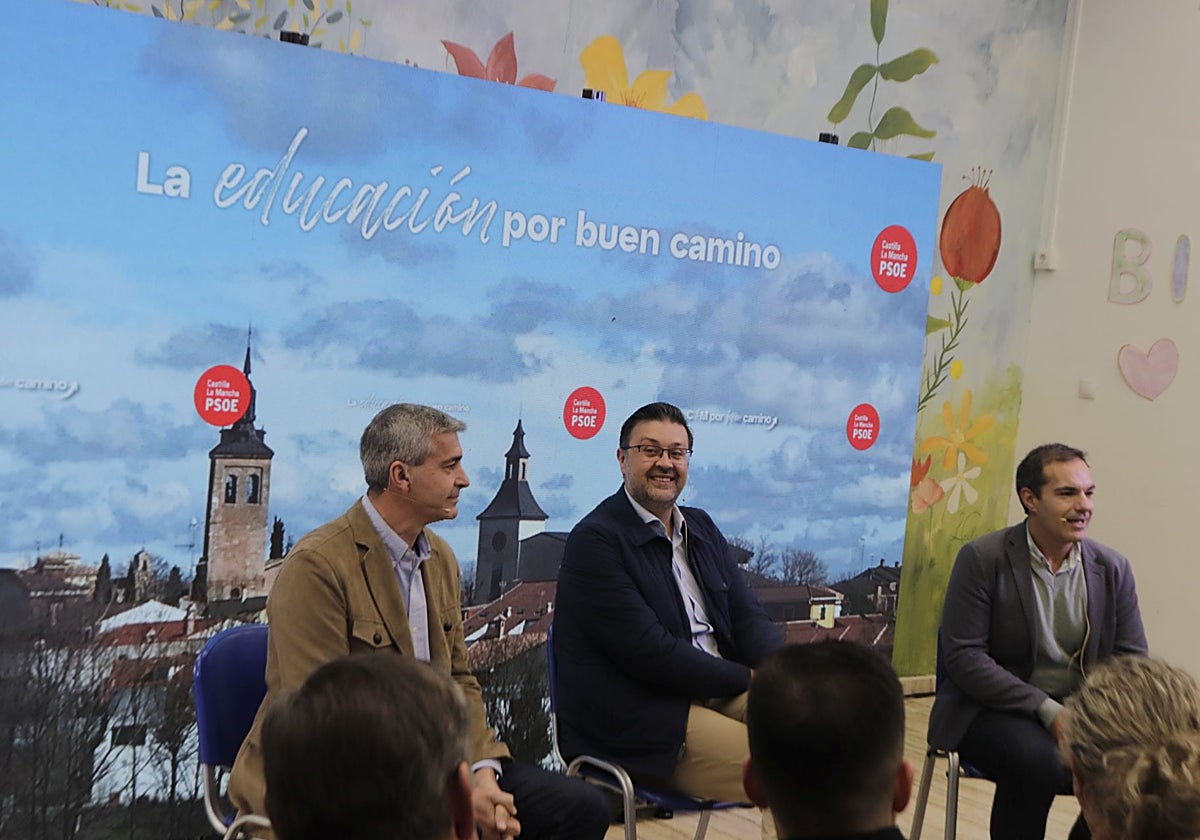 Amador Pastor, en el centro, con Alvaro Gutiérrez y Félix Gallego, alcalde de Ugena