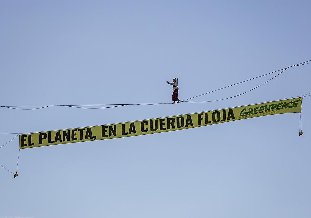 La funambulista sobre el cartel