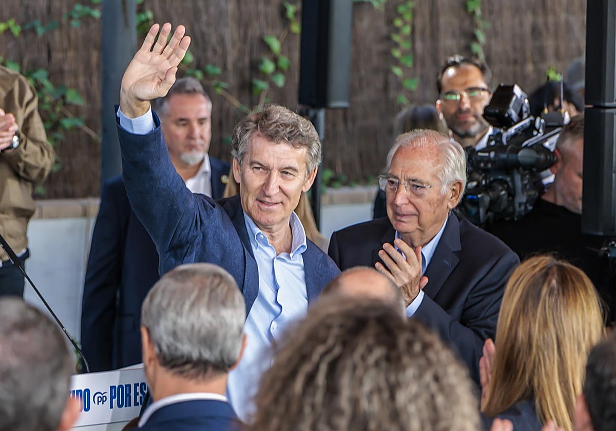 El presidente del PP, Alberto Núñez Feijóo (c-i), junto al presidente de Melilla, Juan José Imbroda Ortiz (c-d)