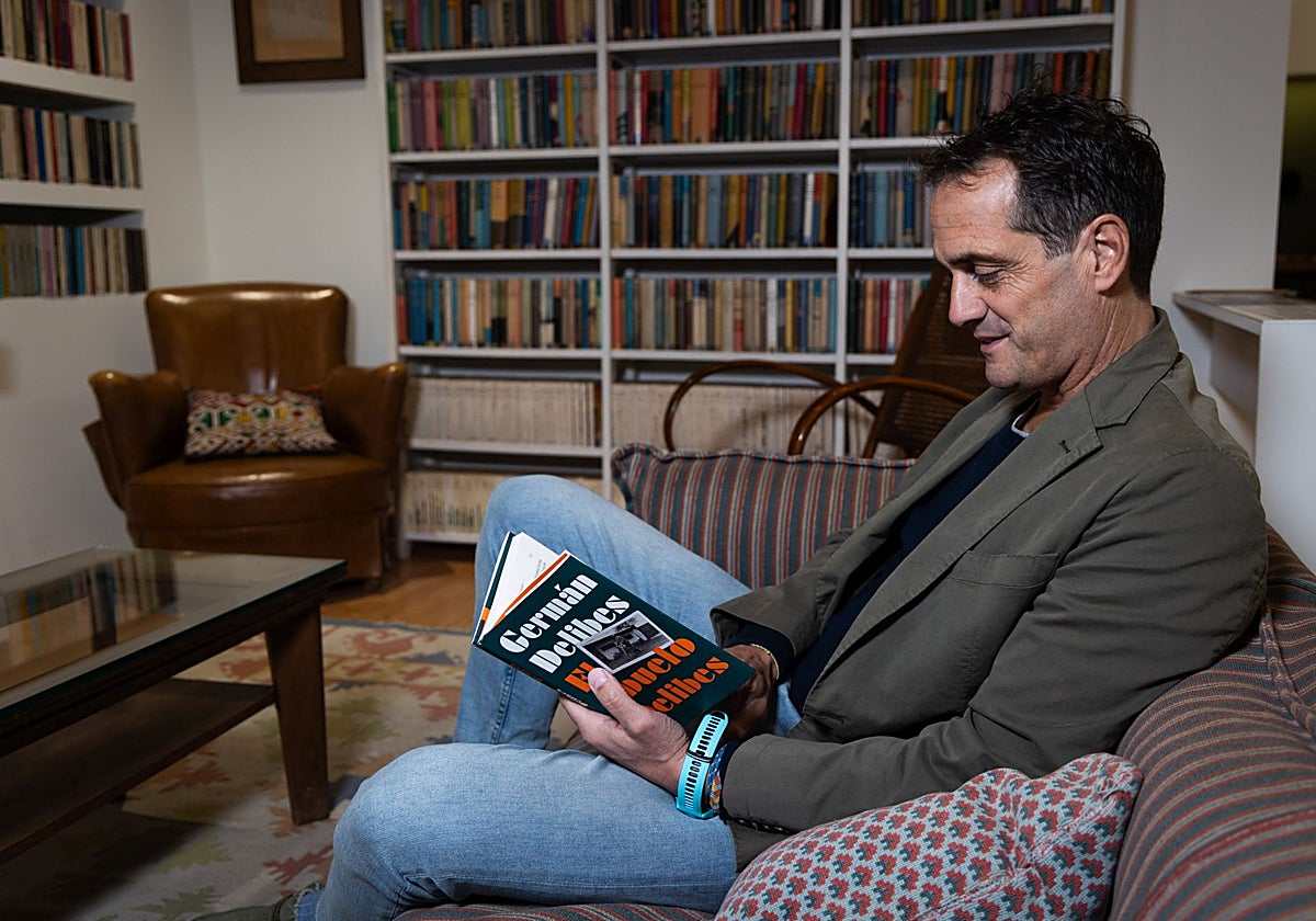 Germán Delibes, nieto del escritor, con el libro de dedicado a su abuelo