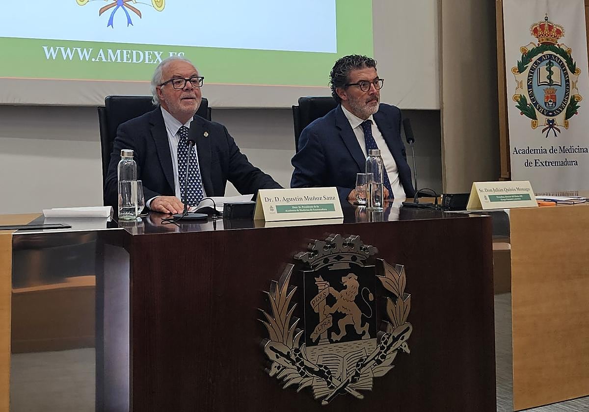 De izquierda a derecha, el doctor Agustín Muñoz Sanz y el director de ABC, Julián Quirós