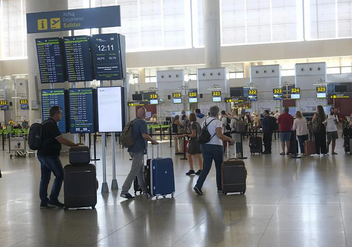 Turistas en el aeropuerto de Málaga