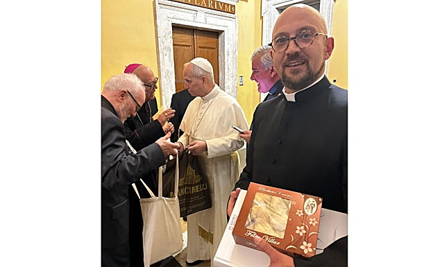 El sacerdote Héctor Galán junto al resto de compañeros que fueron recibidos en audiencia