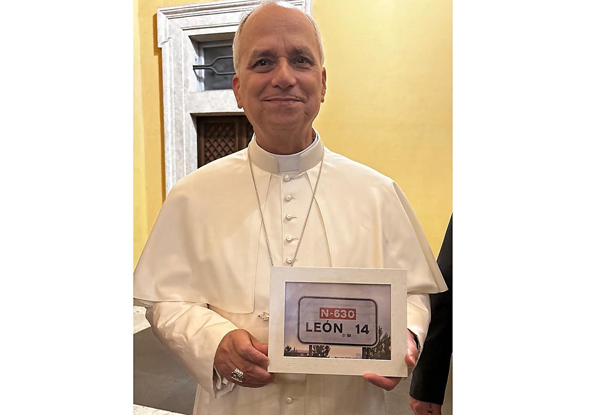El Papa León XIV con el curioso obsequio