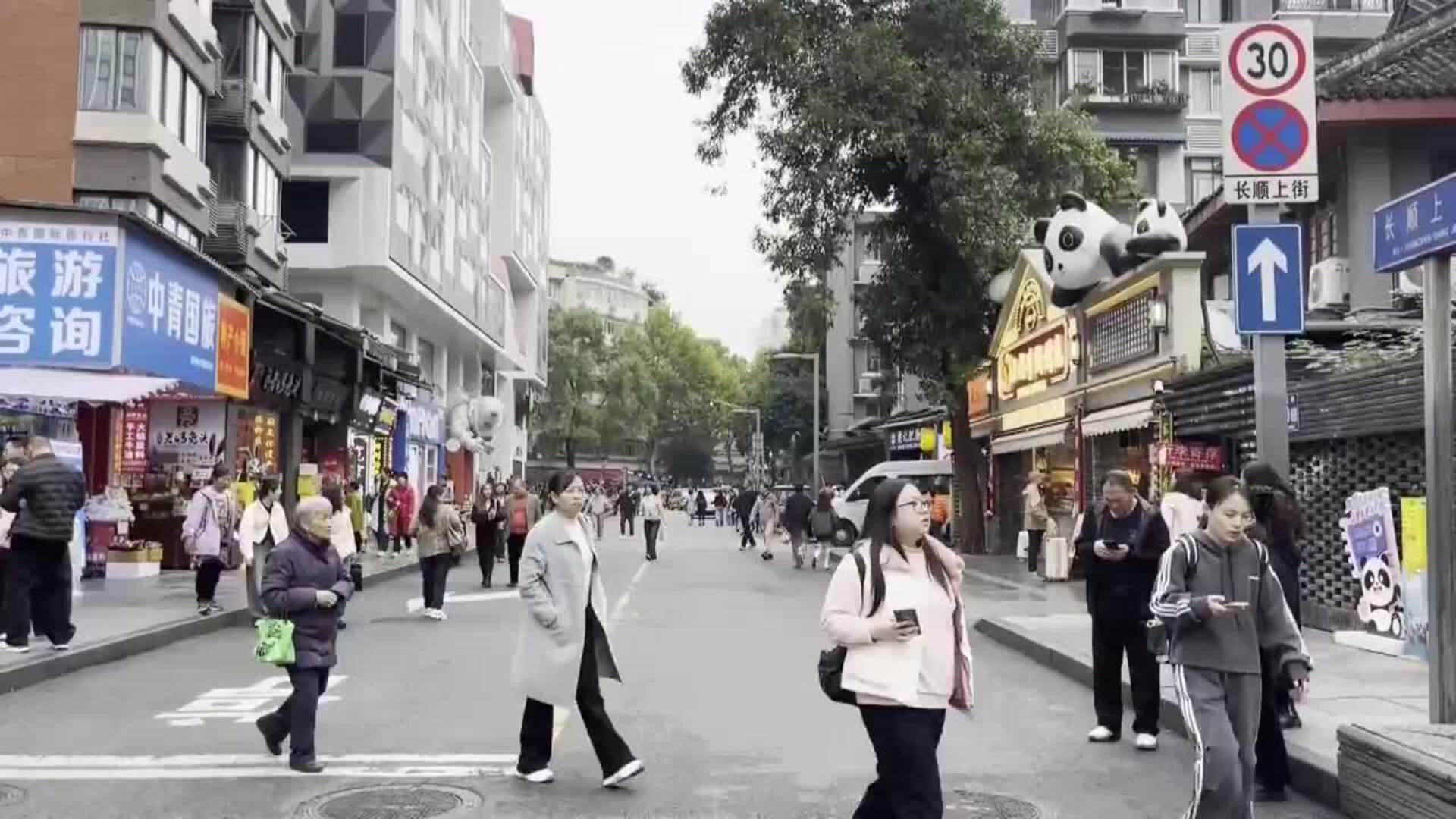 Los reyes de España llegan a Chengdú, donde iniciarán su viaje de Estado a China