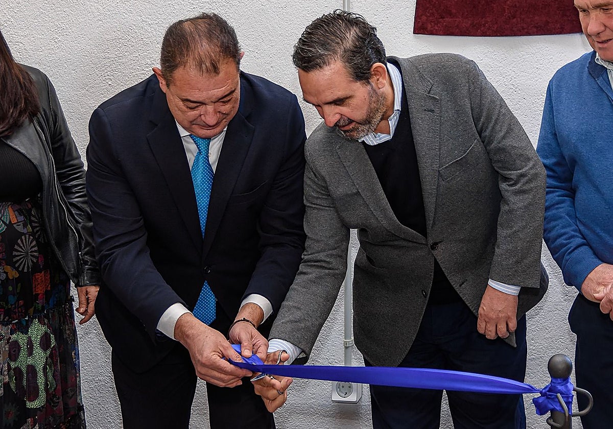 Manuel Fernández y Joaquín Romera inauguran el nuevo espacio en Gálvez