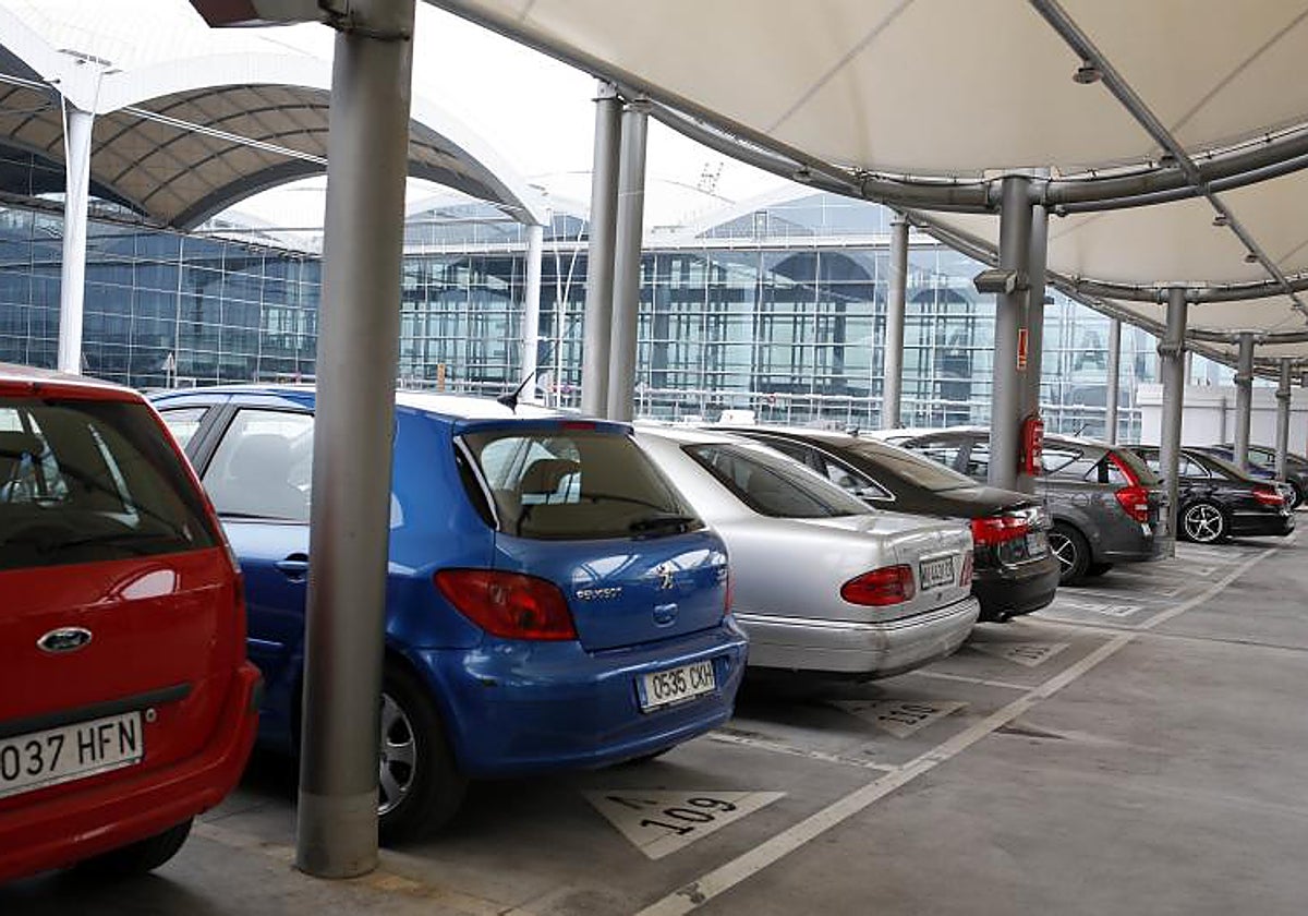 Coches estacionados en un aparcamiento en Alicante