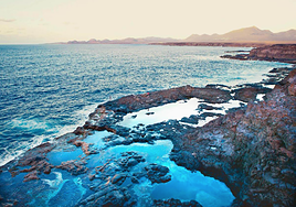 Tres bañistas heridos al ser arrastrados por un golpe de mar en la Los Charcones (Lanzarote)