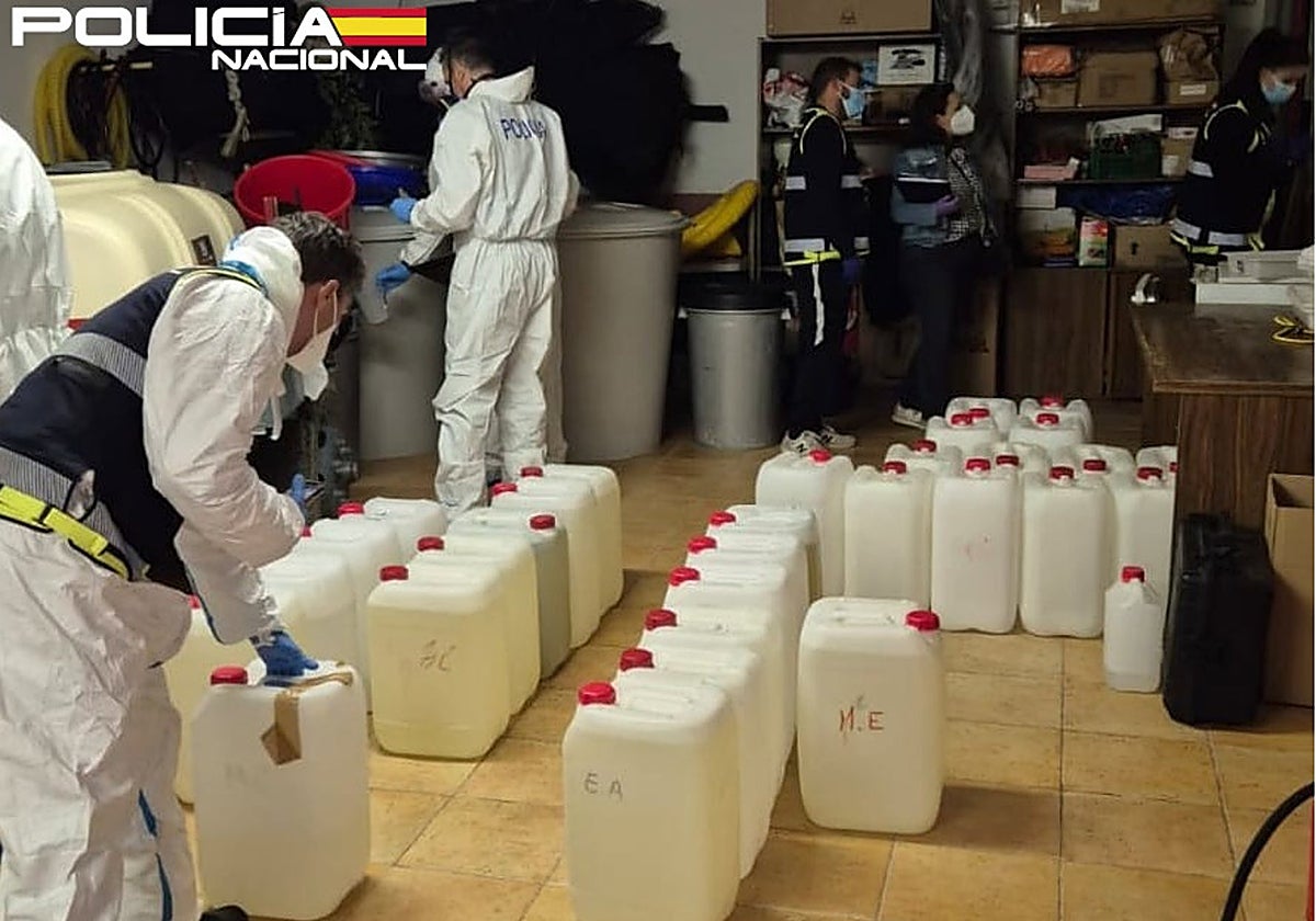 Agentes del CNP en el laboratorio de cocaína