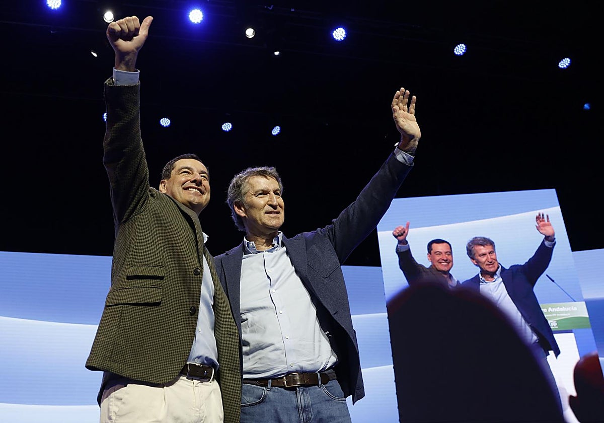 Juanma Moreno y Alberto Núñez Feijóo ayer en la clausura del congreso