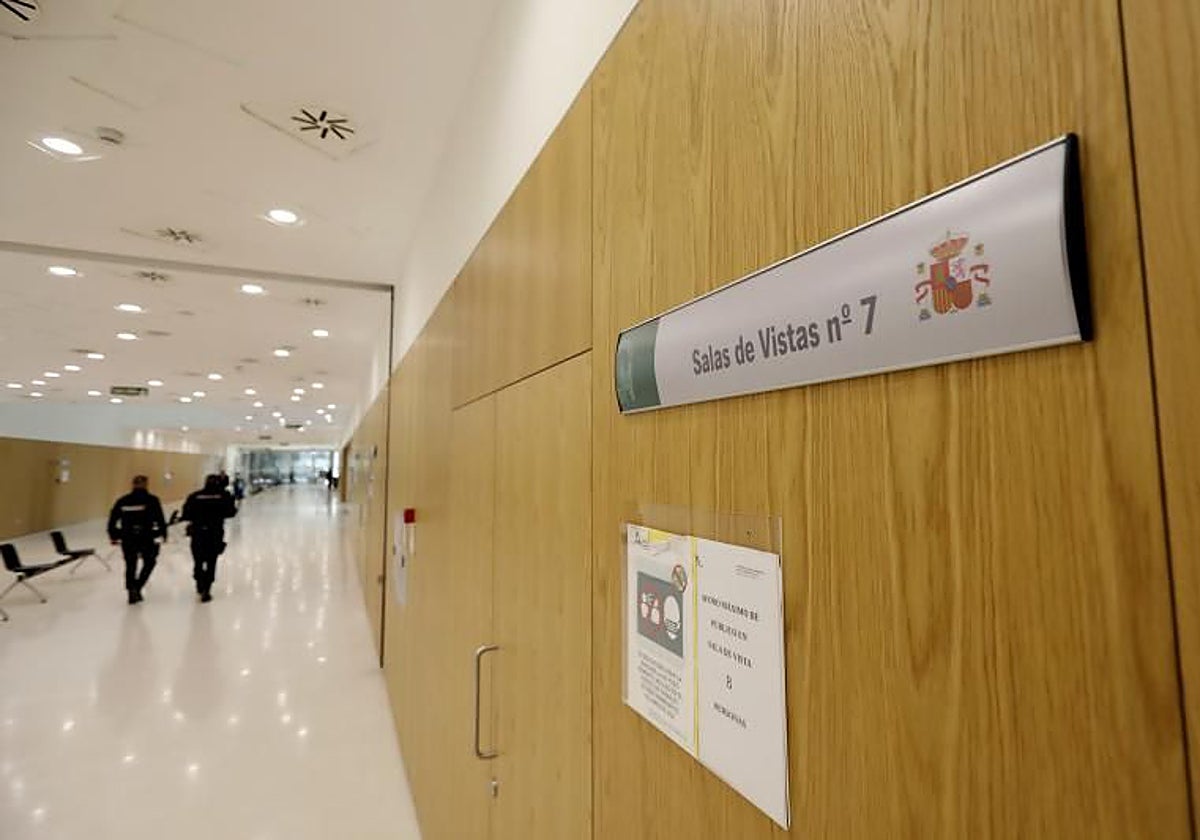 Pasillo de la Ciudad de la Justicia de Córdoba donde se ha celebrado el juicio contra un ganadero