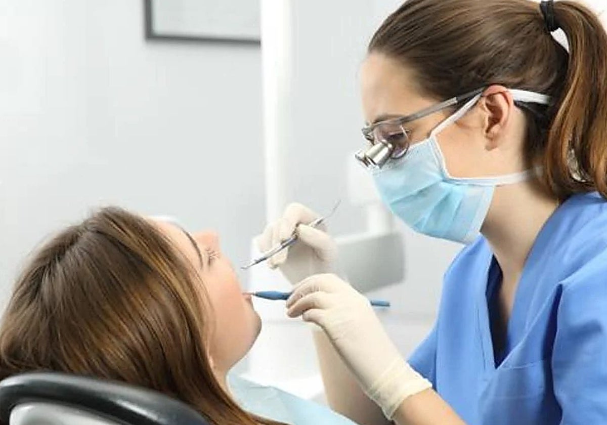 Una dentista haciendo una revisión a una paciente