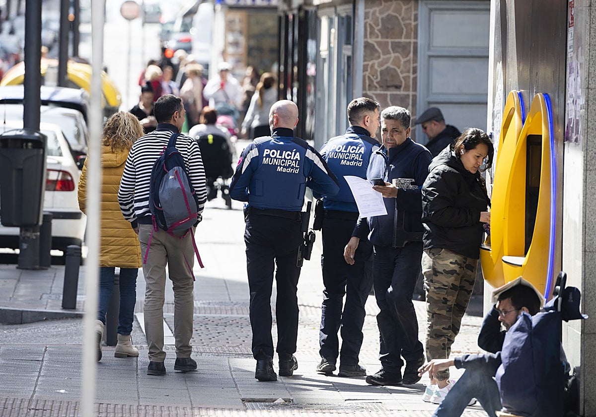 Dos agentes de la Policía Municipal de Madrid patrullan por Vallecas