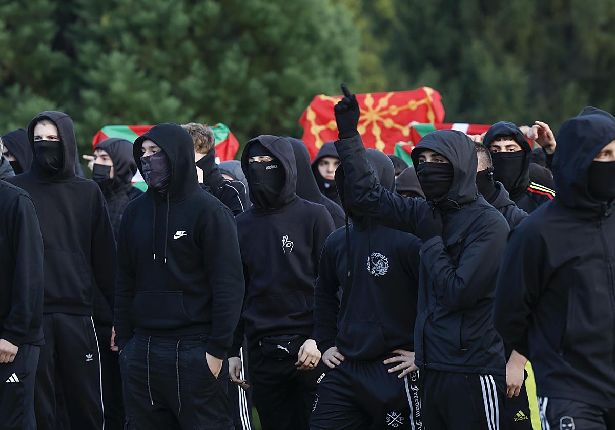 Los jóvenes que componen la nueva 'borroka' durante los disturbios en el campus de la Universidad de Navarra