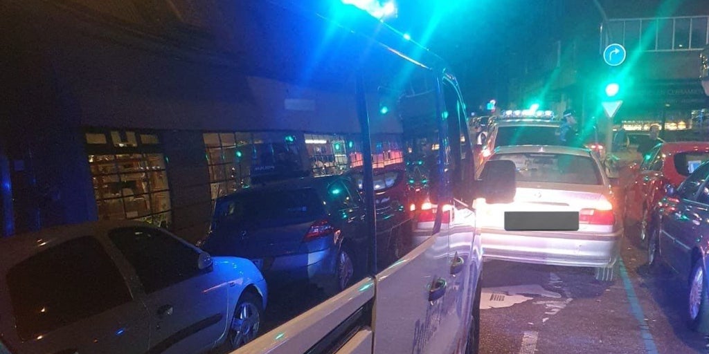 Un conductor drogado se salta un semáforo en rojo mientras veía una película en el móvil