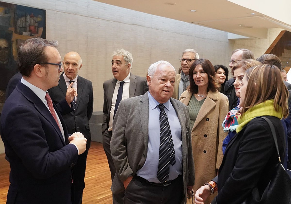 El consejero de Cultura conversa con parte de su equipo y parlamentarios minutos antes de comparecer en las Cortes