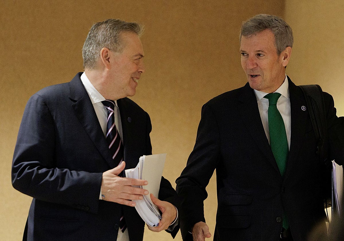 El conselleiro de Sanidade acompaña al presidente de la Xunta a la rueda de prensa tras el Consello