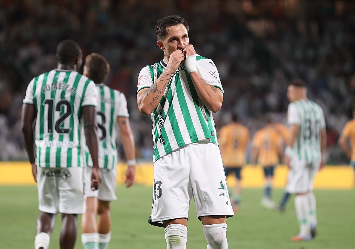 Cristian Carracedo celebra su gol ante el Racing de Santander