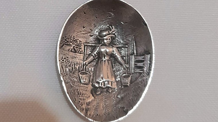 En el interior de las cazoletas se representan escenas costumbristas del siglo XIX