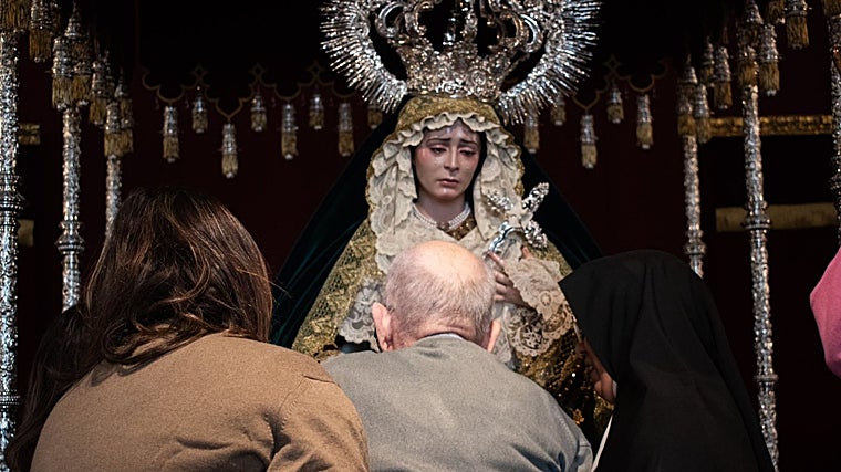 Un residente del Hogar de San Rafael, durante el besamanos a la Virgen del Rocío y Lágrimas, el domingo