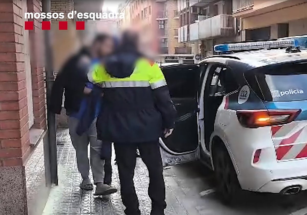 Uno de los detenidos durante el operativo para desmantelar la red de estafas inmobiliarias