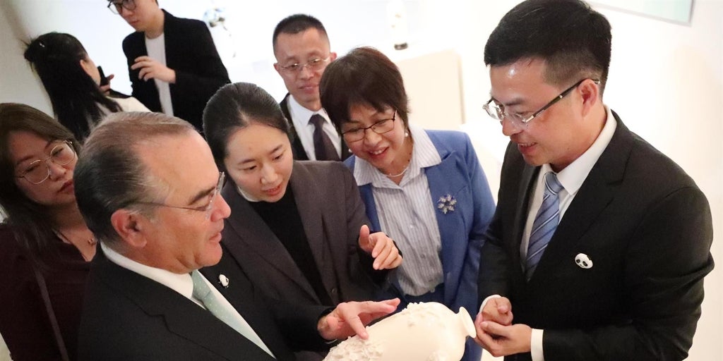 La porcelana blanca de Dehua llega a Talavera de la Reina con una exposición de más de 50 piezas