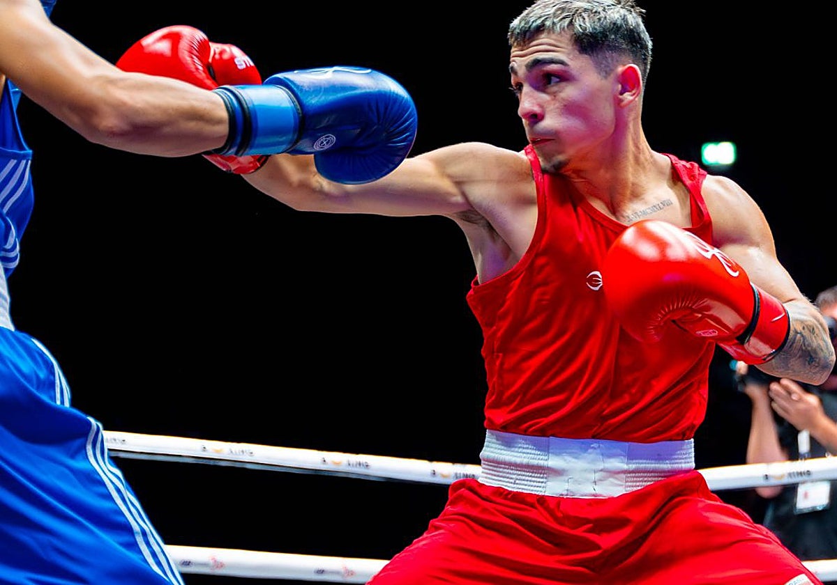 Rafael Lozano Jr durante un combate en el Mundial de Boxeo de Liverpool