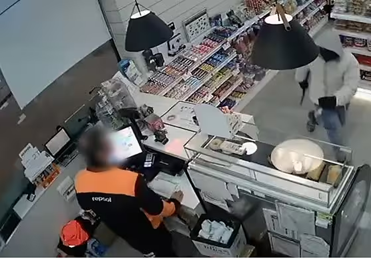 Imagen captada del momento en el que un hombre atraca la gasolinera de Algodonales