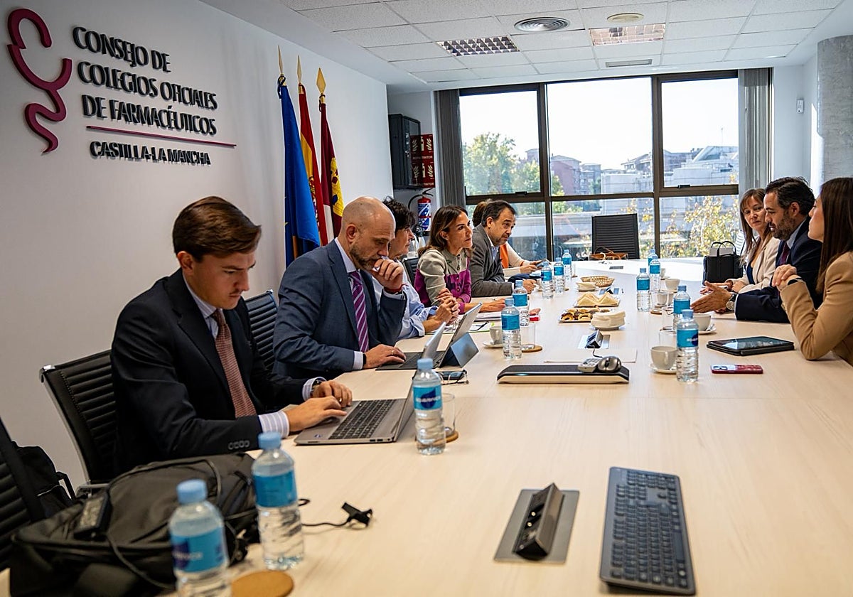 El presidente del PP de Castilla-La Mancha, Paco Núñez, ha mantenido una reunión con el Consejo de Colegios Oficiales de Farmacéuticos de Castilla-La Mancha