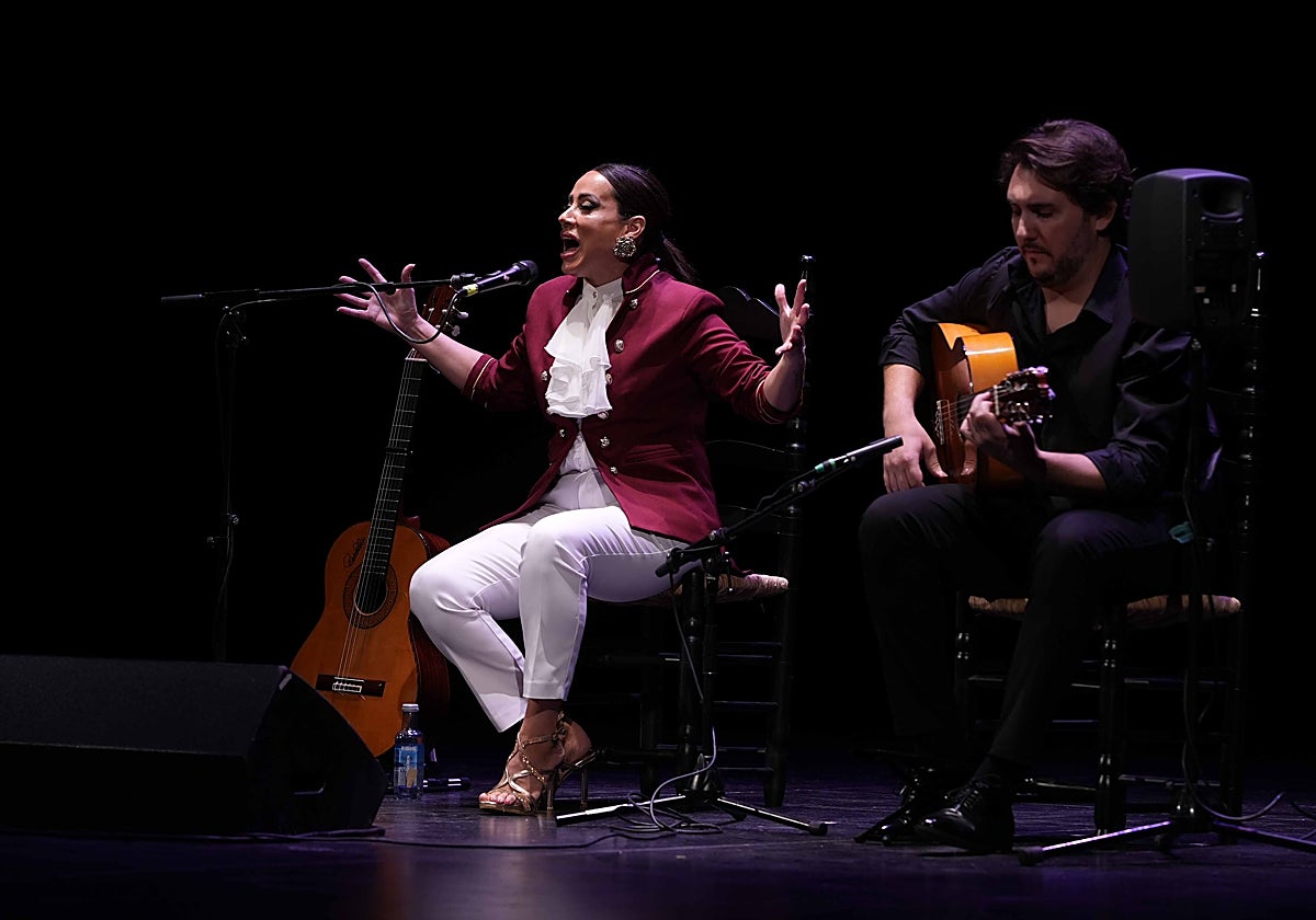 La cordobesa Sara Denez en un momento de su actuación al cante