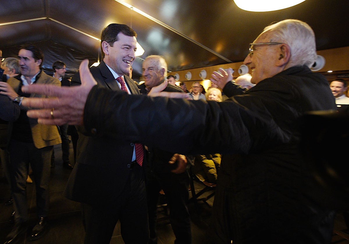 El presidente del PP de Castilla y León, Alfonso Fernández Mañueco, durante la clausura del acto con alcaldes y portavoces de la formación popular en El Bierzo