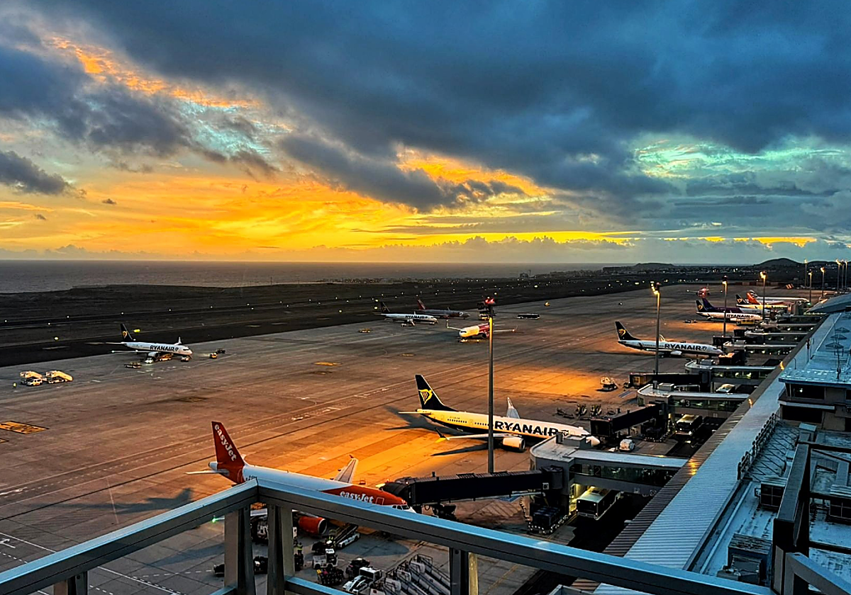 Foto de @controladores desde la ttorre de control de Tenerife Sur
