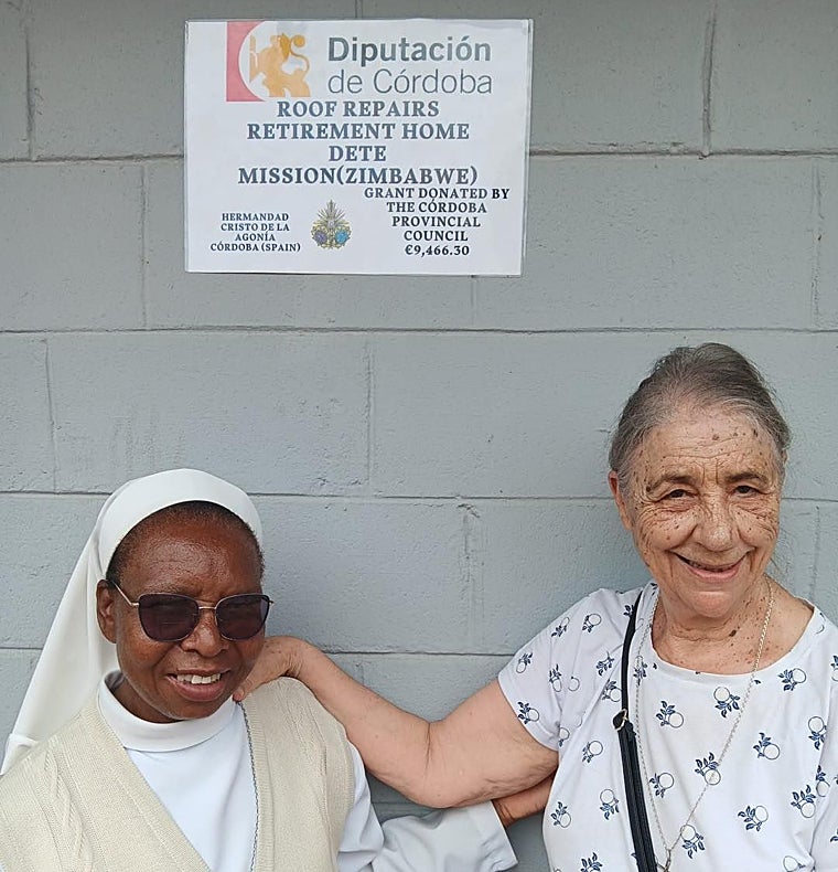 La misionera Lola López Carrasquilla, a la derecha, junto a otra hermana