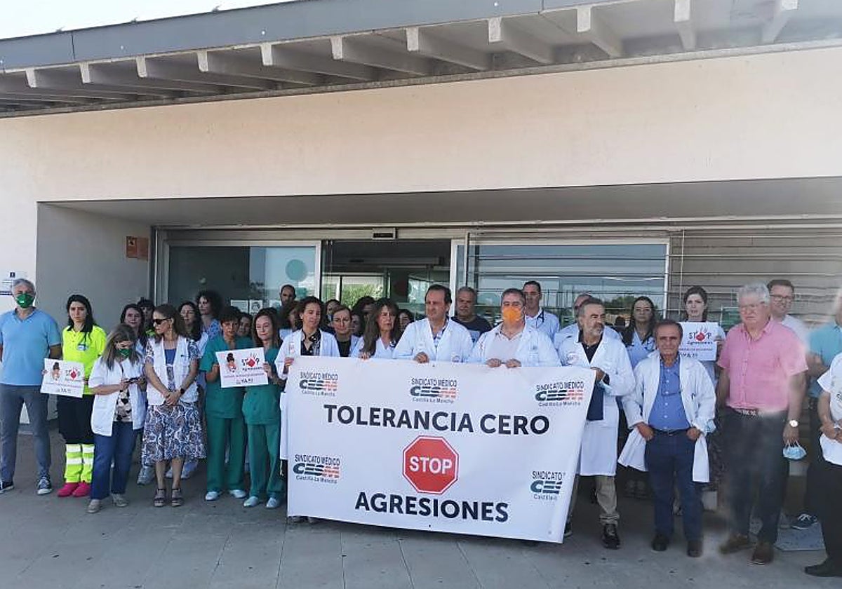 Profesionales sanitarios concentrados a las puertas de un centro sanitario frente a las agresiones