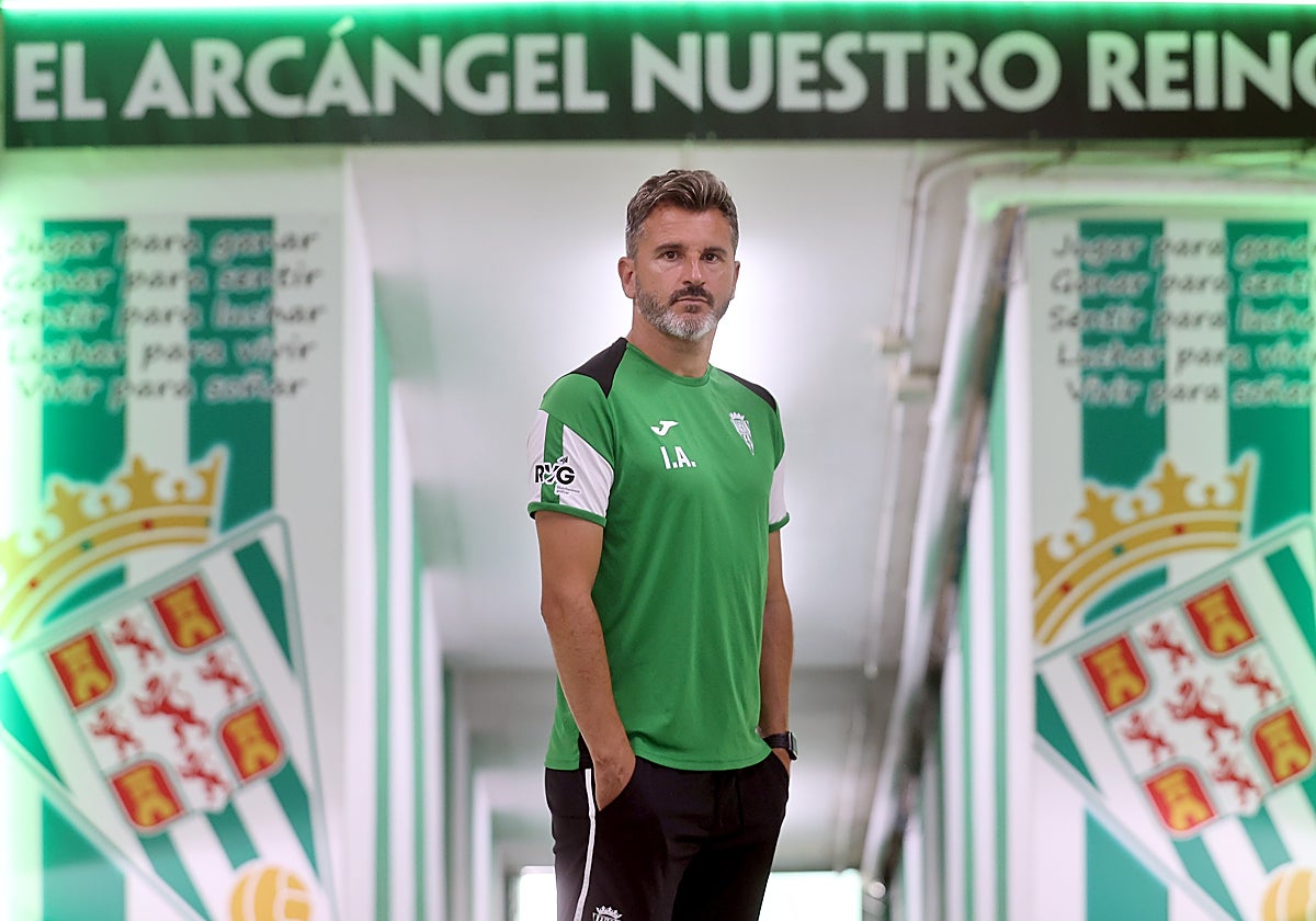 Iván Ania posa dentro de las instalaciones de El Arcángel