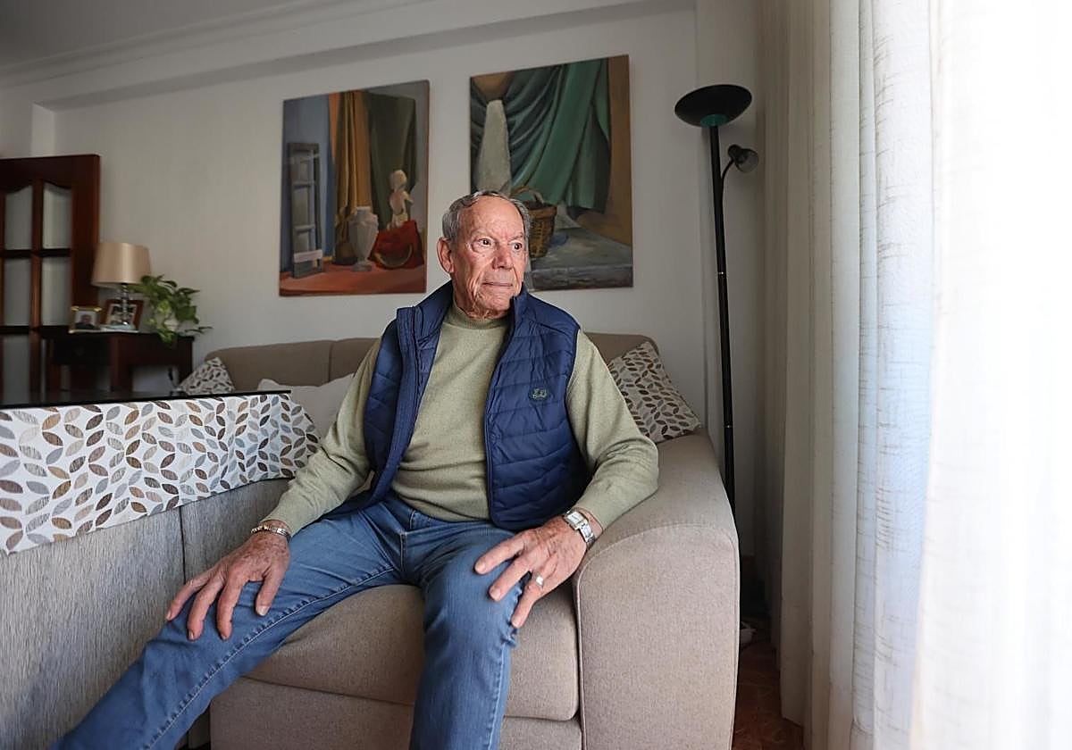 Juan Alba en el domicilio en el que se aloja tras el desahucio