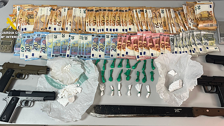 Armas, coches, cocaína y hasta décimos de lotería: el arsenal incautado a cinco traficantes en Burriana