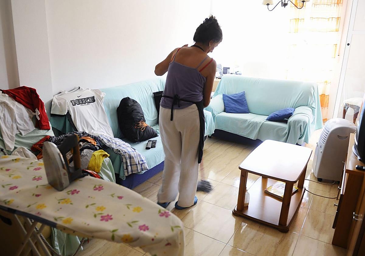 Una empleada de hogar
