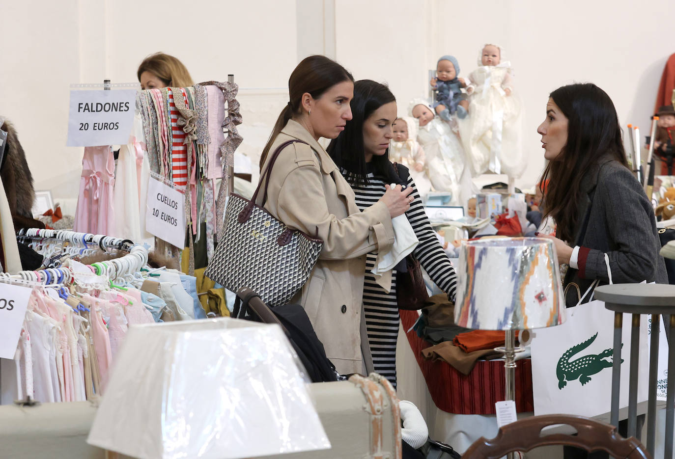 La inauguración del baratillo de Navidad de Adevida en Córdoba, en imágenes