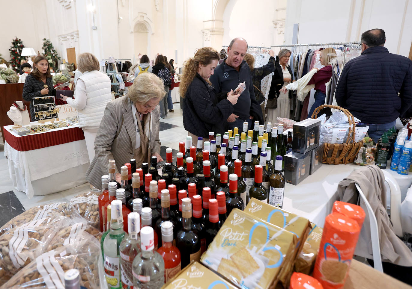 La inauguración del baratillo de Navidad de Adevida en Córdoba, en imágenes