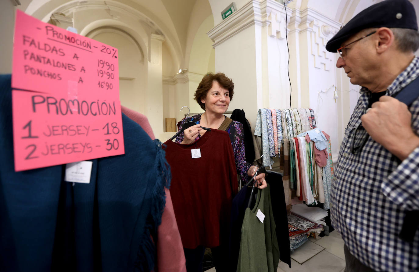 La inauguración del baratillo de Navidad de Adevida en Córdoba, en imágenes