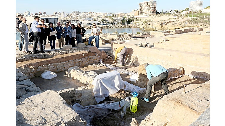 El Marq localiza un calzado de esparto de 2300 años tras identificar una de las primeras viviendas de la Illeta dels Banyets