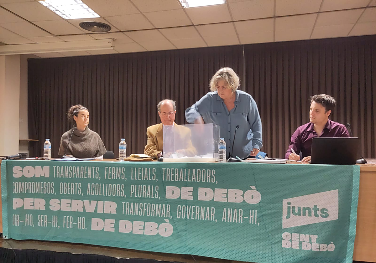 Un momento de la votación de la asamblea de Junts de Sabadell, este martes